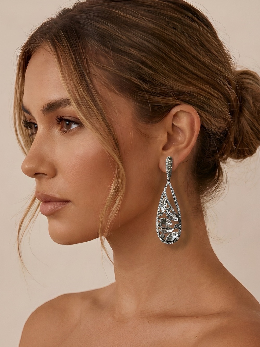 Elegant Sparkling Crystal Teardrop Dangle Earrings in Silver Evening Jewelry